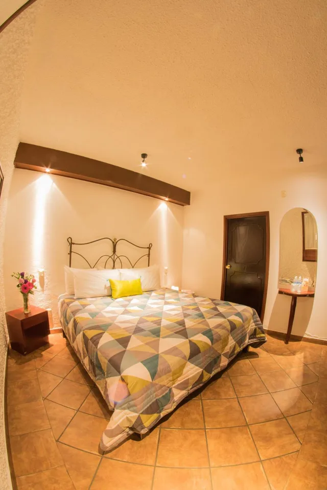 جناح جونيور مفرد، Meson de Los Remedios Hotel 5/10