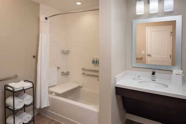 جناح بسرير كوين بغرفة نوم واحدة مع أريكة، TownePlace Suites by Marriott Miami Kendall West 7/8