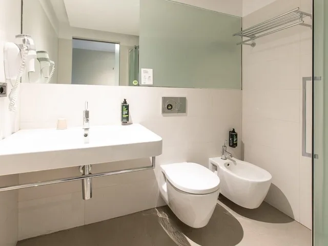 غرفة بسريرين منفصلين بشرفة، B&B Hotel Savona 9/10
