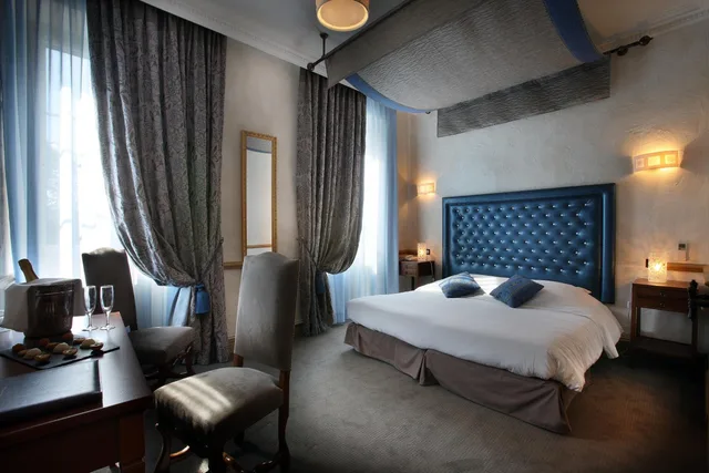 Charming, Double Bed، Chateau des Comtes de Challes 6/10