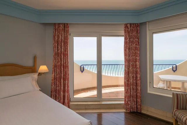 Room, Double or Twin Bed, Sea Front، Playa Victoria 6/10