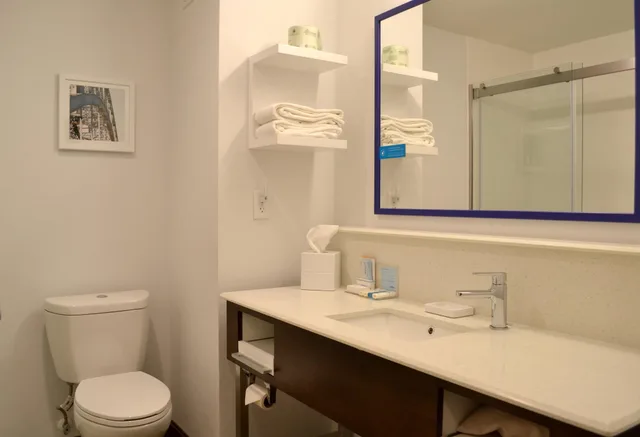 غرفة بسرير كينج مع أريكة، Hampton Inn Medina 5/6