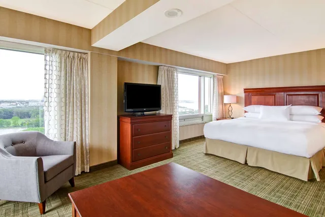 2 Rooms, Upper, Suite, King Bed, River View، DoubleTree Fallsview Resort & Spa by Hilton - Niagara Falls 2/3