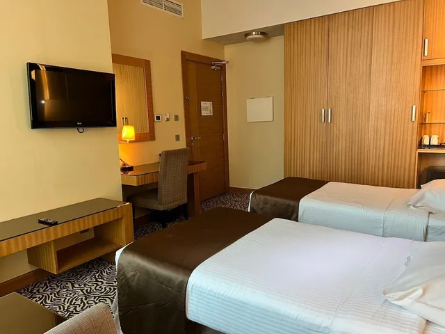 Deluxe Room with Two Twin Beds، Copthorne Hotel Sharjah 6/8