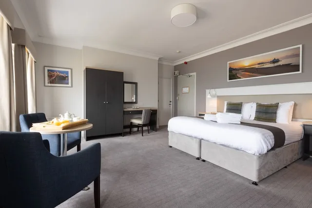 غرفة سوبيريور بسرير مزدوج بإطلالة على البحر، Burlington Hotel 1/4