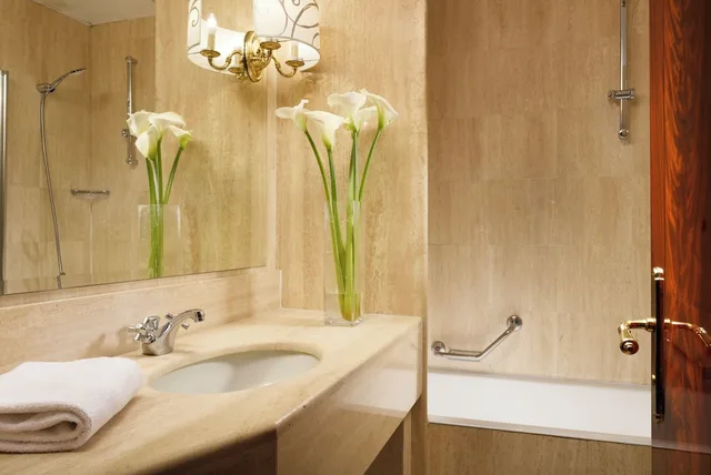 غرفة تنفيذية ثلاثية بثلاثة أسرّة، Unahotels Scandinavia Milan 2/2