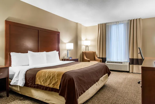 غرفة قياسية مفردة بسرير كينج مع أريكة في الطابق العلوي، Comfort Inn MSP Airport - Mall Of America 5/10