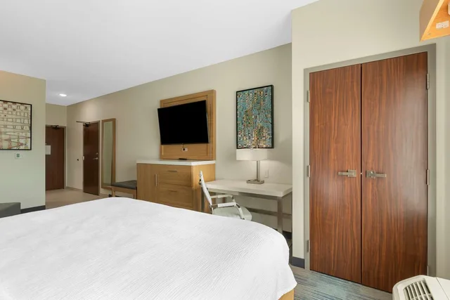 غرفة بسرير كينج بحوض استحمام لذوي الإعاقة، La Quinta Inn & Suites by Wyndham Coralville Iowa City 2/4