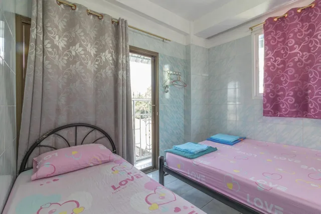 غرفة ثلاثية بسرير مزدوج، New Central Guesthouse 1/1
