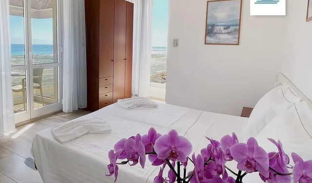 غرفة قياسية بسرير كوين بإطلالة جزئية على البحر، Hotel Caravel 2/4