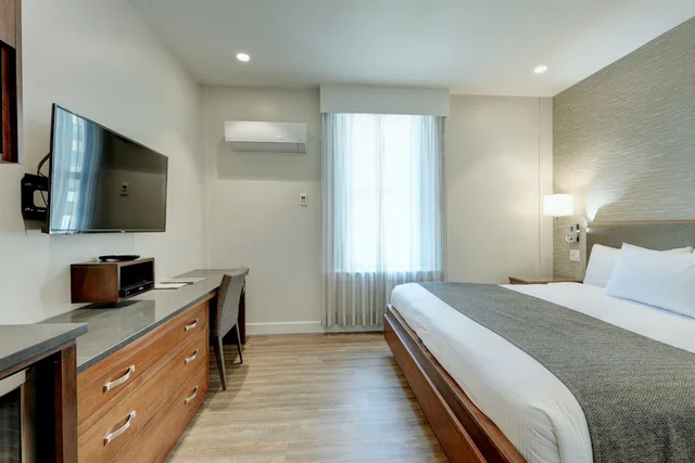 Studio, King Bed, Strathcona Hotel 2/3