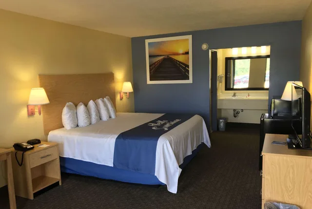 غرفة ديلوكس بسرير كينج يُسمح فيها بالحيوانات الأليفة، Days Inn by Wyndham Crystal River 1/6