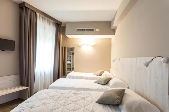 غرفة كلاسيكية ثلاثية بثلاثة أسرّة بإطلالة على الجبل، Hotel Terme Di Frasassi 3/6
