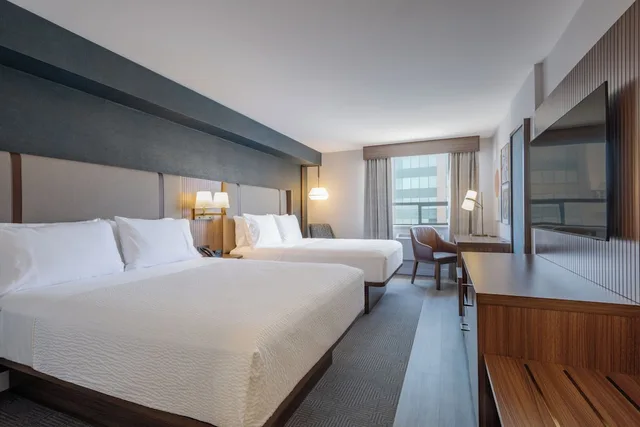 غرفة قياسية بسريرين كوين، Holiday Inn Hotel And Suites Winnipeg Downtown 1/6