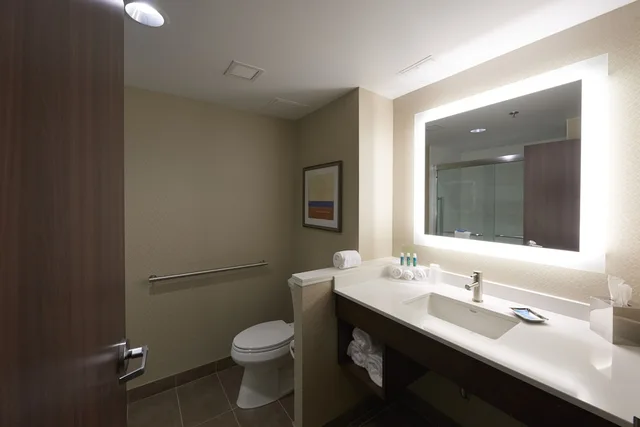 غرفة قياسية بسرير كوين، Holiday Inn Express Suites St John S Airport 2/2