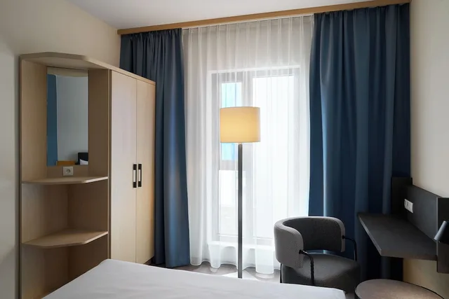 غرفة قياسية بسريرين منفصلين بإطلالة على الفناء، Four Points Flex by Sheraton Koblenz 5/8