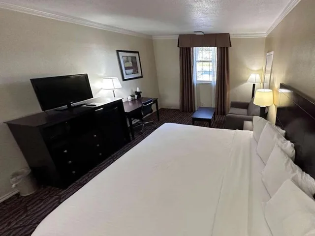 2 Queen Beds Mobility Accessible Tub, Smk، Motel6 Dallas, TX - Downtown 7/10