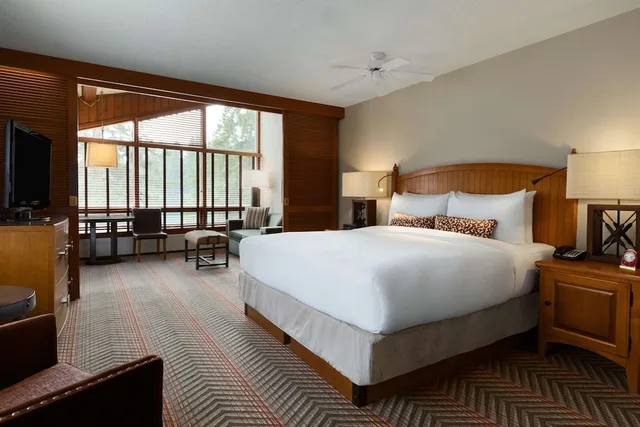 جناح جونيور بسرير كينج بإطلالة على البحيرة، Fairmont Jasper Park Lodge 3/3