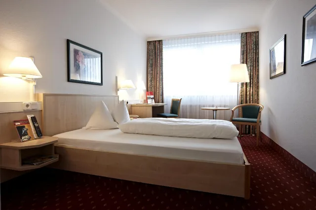 غرفة قياسية بسرير كوين وسرير مزدوج، InterCityHotel Schwerin 1/2