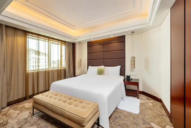 Business, Suite, Guangdong Hotel Shanghai 2/4