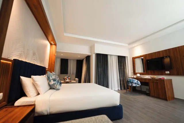 غرفة بريميوم ثلاثية بسريرين منفصلين بإطلالة على المسبح، Golden Beach Resort 1/1