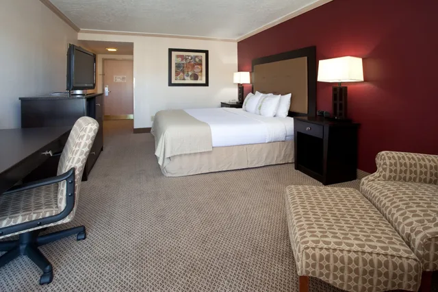 غرفة بريميوم بسرير كينج بحوض جاكوزي، HOLIDAY INN ROCK SPRINGS 2/8