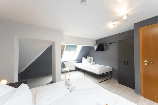 غرفة ثلاثية بسرير كوين وسرير فردي، Hotel Astoria Am Urachplatz 5/10