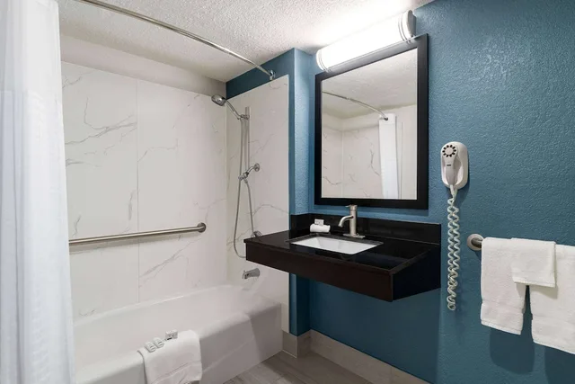غرفة بسرير كينج بحوض استحمام لذوي الإعاقة، La Quinta Inn Victoria 5/6