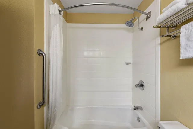 غرفة قياسية بسرير كينج، Quality Inn Warrensburg, MO 6/6