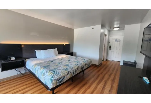 غرفة بسرير كينج للمدخنين، Motel6 Ennis, TX 3/7