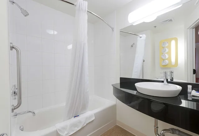 غرفة قياسية بسرير كوين لذوي الإعاقة، Motel6 Brandon, MB 7/8