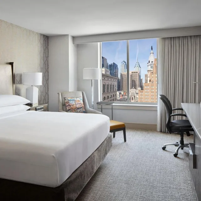 غرفة بسرير كينج مع دخول الصالة في المبنى الرئيسي لذوي الإعاقة، Philadelphia Marriott Downtown 1/4