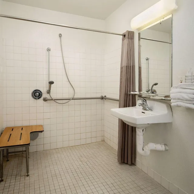 غرفة بسرير مزدوج لذوي الإعاقة، Motel6 Camarillo, CA 10/10