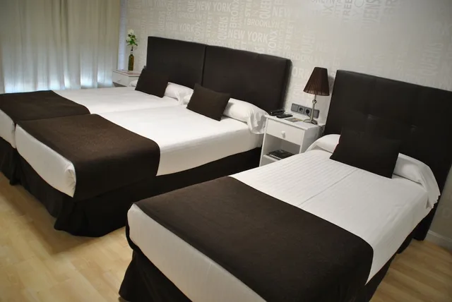 غرفة بثلاثة أسرّة مع سرير إضافي، Junquera Hotel 2/4