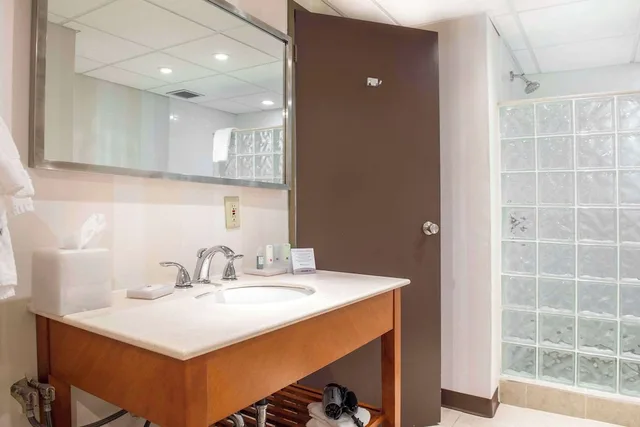 غرفة قياسية بسرير كينج، Quality Inn & Conference Center Pembroke - Ontario 8/8