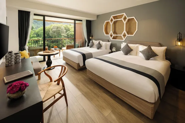 غرفة ديلوكس عائلية بسرير كينج وسرير كوين بإطلالة على الجبل بشرفة، Avista Grande Phuket Karon MGallery 1/10