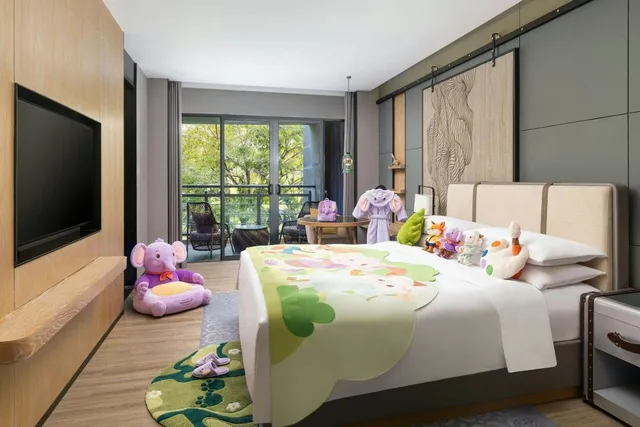 غرفة عائلية بسرير كينج وسرير كوين بإطلالة على الحديقة بشرفة، Renaissance Xiamen Hotel 1/2