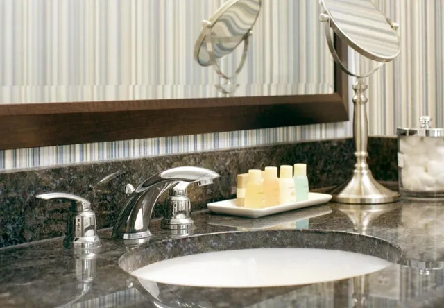 غرفة بسرير كوين، Newport Beach Hotel Suites 2/3
