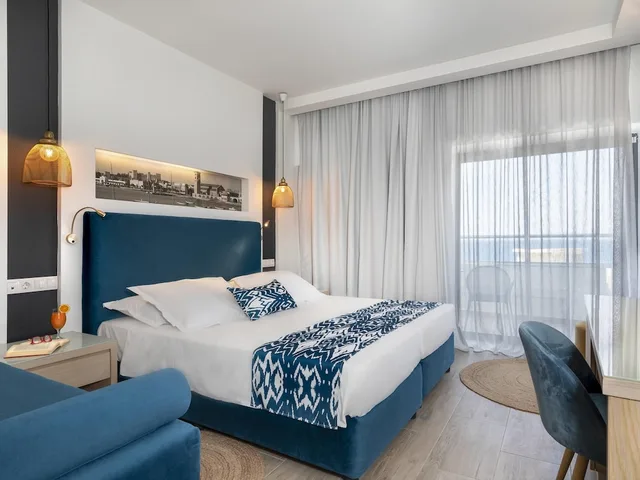 غرفة سوبيريور بسريرين منفصلين بشرفة مع أريكة، Mercure Rhodes Alexia Hotel & Spa 1/9