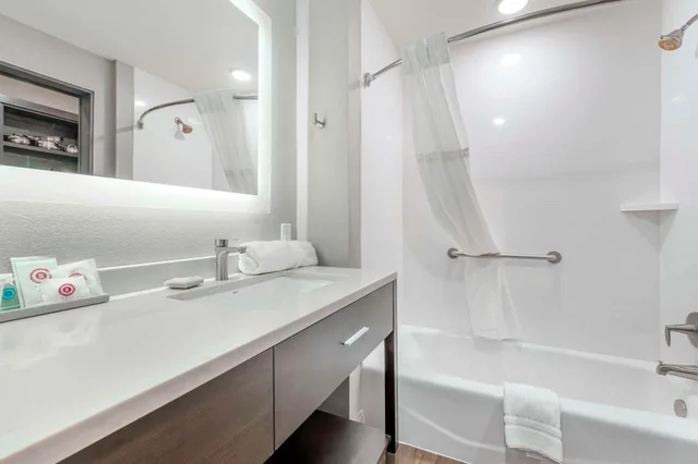 جناح بسرير كينج، Comfort Inn & Suites Clarksville - Louisville North 3/4