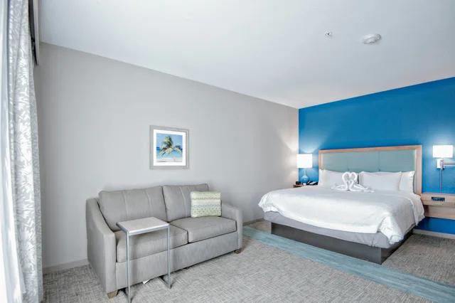 غرفة بسرير كينج مع أريكة، Hampton Inn and Suites Mary Esther Fort Walton Beach 1/4