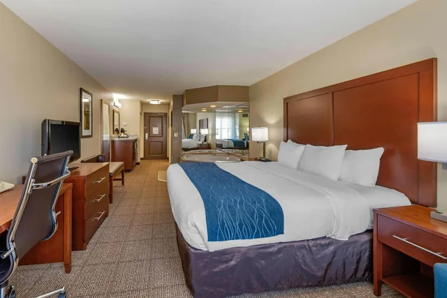 جناح بسرير كينج بحوض جاكوزي، Comfort Inn & Suites Northern Kentucky 2/9