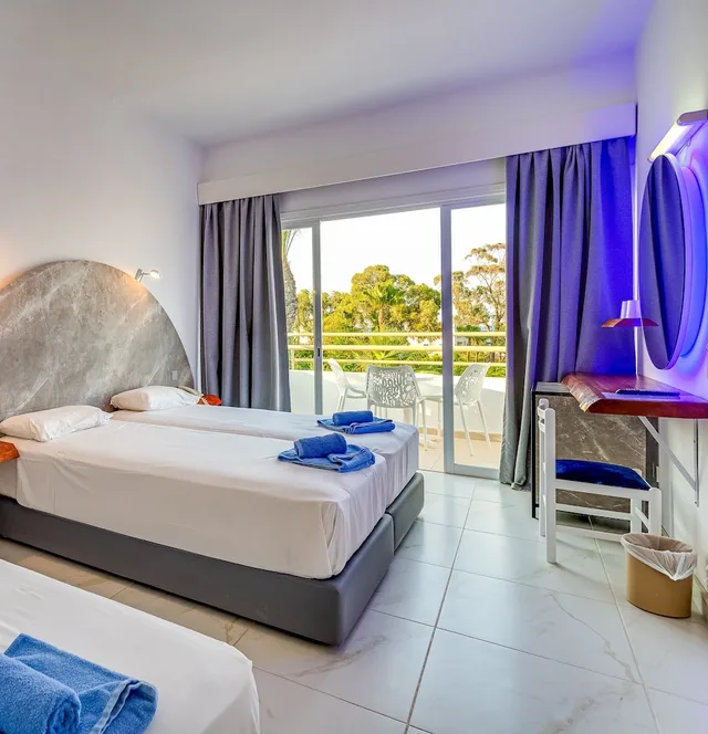 غرفة عائلية رباعية بسرير كوين وأسرّة بطابقين، Adelais Bay Hotel 1/4