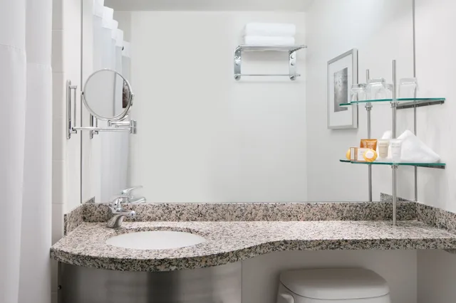 جناح بسرير كوين بمطبخ صغير، Club Quarters Hotel Downton Houston 3/6