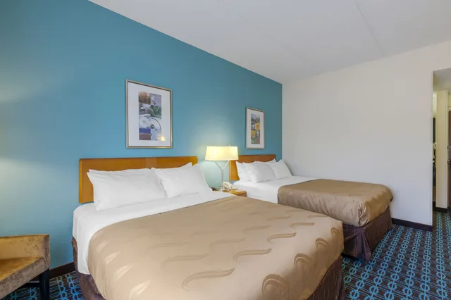 غرفة قياسية بسريرين كوين، Quality Inn and Suites Sandusky 2/7