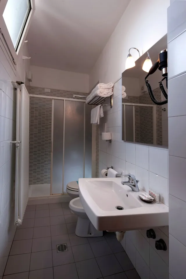 غرفة عائلية رباعية بسرير مزدوج وسريرين منفصلين، Cristina Hotel 4/4