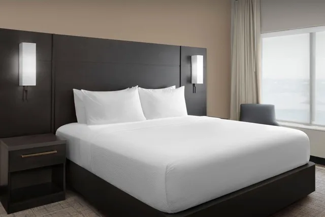 غرفة بسرير كينج بإطلالة على البحر بغرفة نوم واحدة مع أريكة، Residence Inn by Marriott Galveston Island 1/6