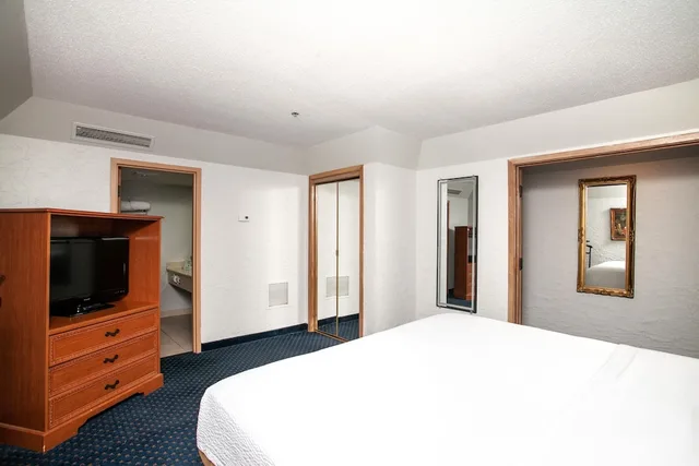 جناح تنفيذي بسرير كينج، The Chateau Hotel And Conference Center 1/5