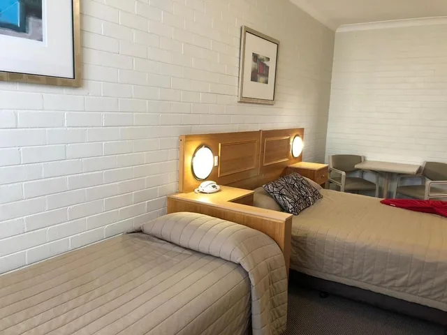غرفة أساسية بسرير كوين وسرير فردي، Goulburn Motor Inn 2/3