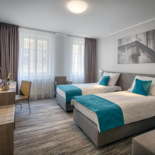 غرفة ثلاثية، Hotel Pav 3/10